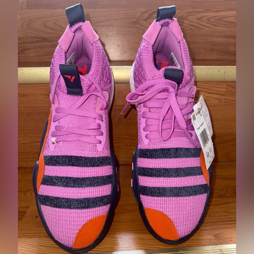 NWT adidas Trae Young 2.0 Basketball Shoes
Men's SIZE M 10 W 11